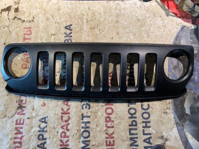 68091526AA Chrysler Calandra