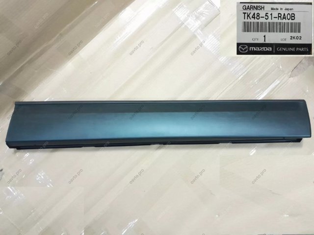 Moldura de la puerta delantera derecha TK4851RA0B Mazda