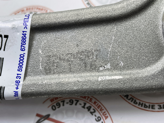 Brazo superior izquierdo de la suspensión delantera 32424507 Volvo