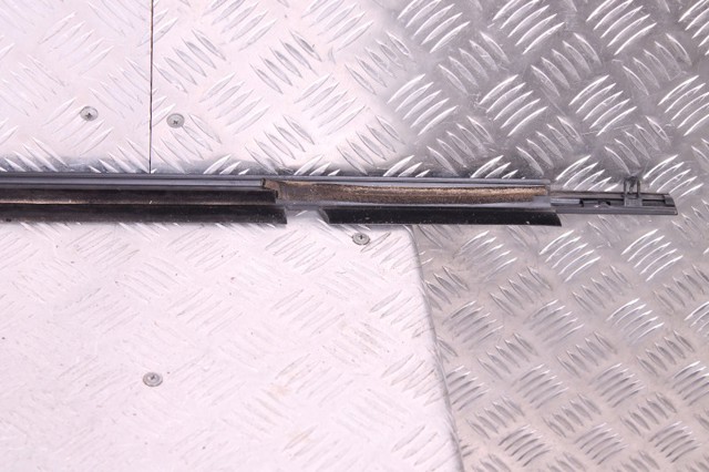 Moldura de cristal de la puerta trasera izquierda GHK150670E Mazda