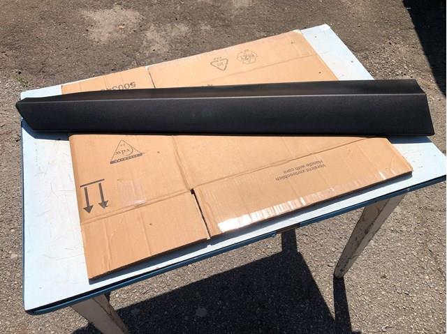 Listón embellecedor de puerta delantera izquierda  Toyota 75074K2010