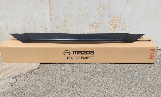 Moldura superior de la parrilla del radiador Mazda KSD4507E1ABB precio, desde 64,14 EUR