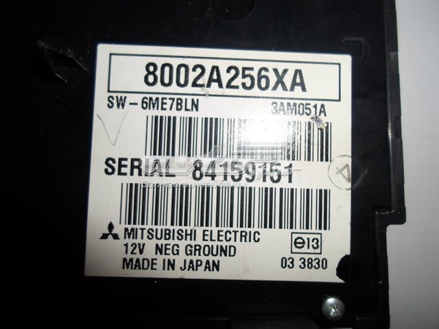 8002A256XA Mitsubishi Embellecedor de la consola central