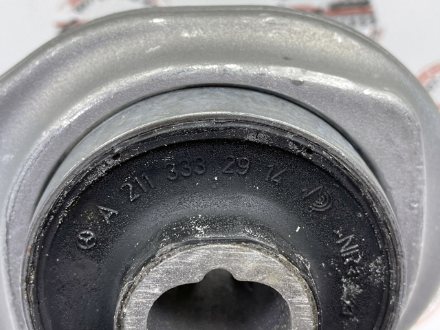 Brazo inferior derecho de la suspensión delantera 2113305011 Mercedes