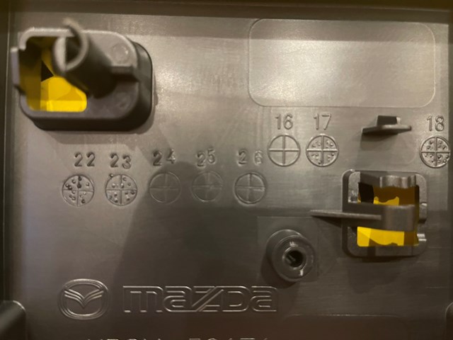 Comprar KB8M50171 Mazda Soporte de matrícula delantera