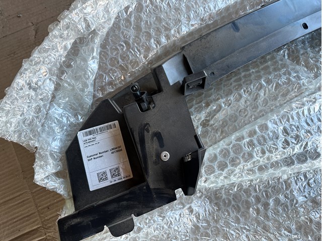 Soporte central del parachoques delantero LR094157 Land Rover