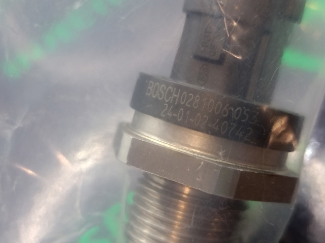 281006053 Bosch Sensor de presión de combustible
