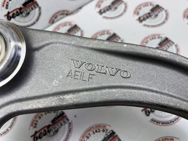 Brazo superior izquierdo de la suspensión delantera 32424507 Volvo