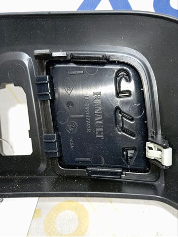 638747743R Renault (RVI) Moldura del guardabarros delantero derecho