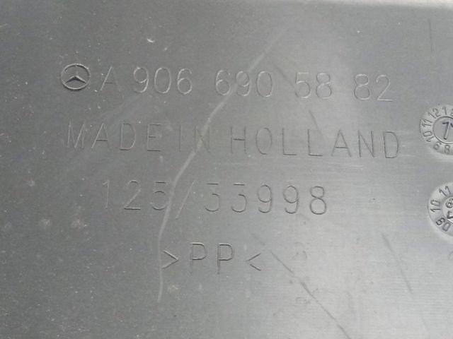 Moldura de salpicadera trasera derecha A9066905882 Mercedes