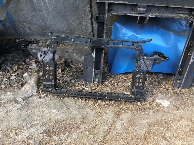 Soporte de radiador 641012W000 Hyundai/Kia