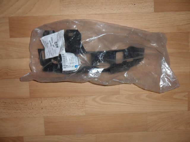 13125043 General Motors Soporte de paragolpes trasero izquierdo