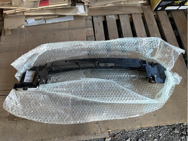 Soporte central del parachoques delantero LR094157 Land Rover