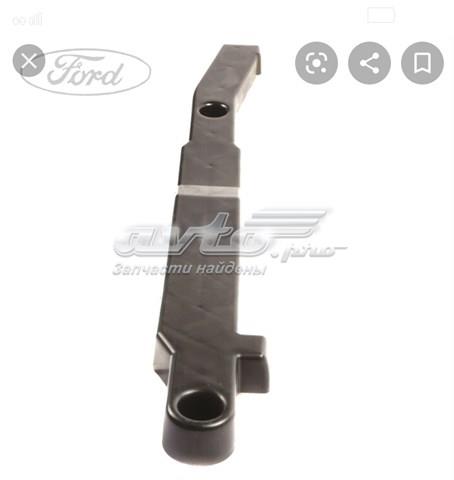 1215813 Ford soporte de parachoques trasero central