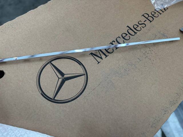 A2238857401 Mercedes Embellecedor central del parachoques trasero