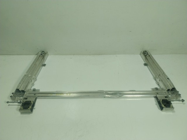 7301605 BMW Soporte inferior del radiador