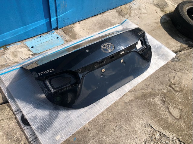 Tapa maletero 6440102A31 Toyota