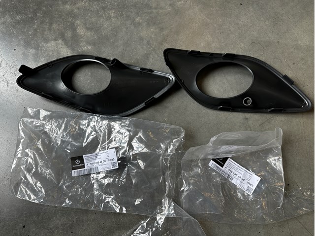 A91088543009K83 Mercedes Tapa de rejilla de faro antiniebla delantero izquierdo