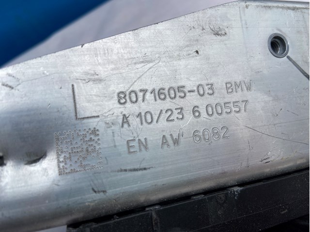 Soporte exterior izquierdo del parachoques delantero 51118071605 BMW