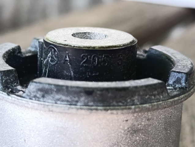 A2053330314 Mercedes Buje del brazo de suspensión delantero superior