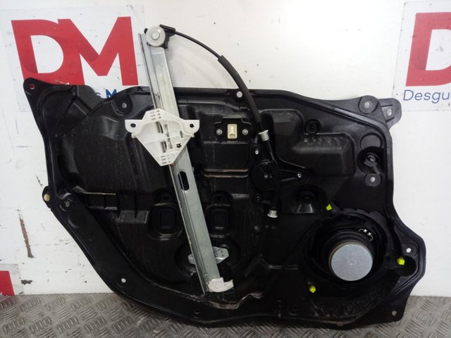 D10E58590B Mazda Mecanismo levanta, puerta delantera derecha