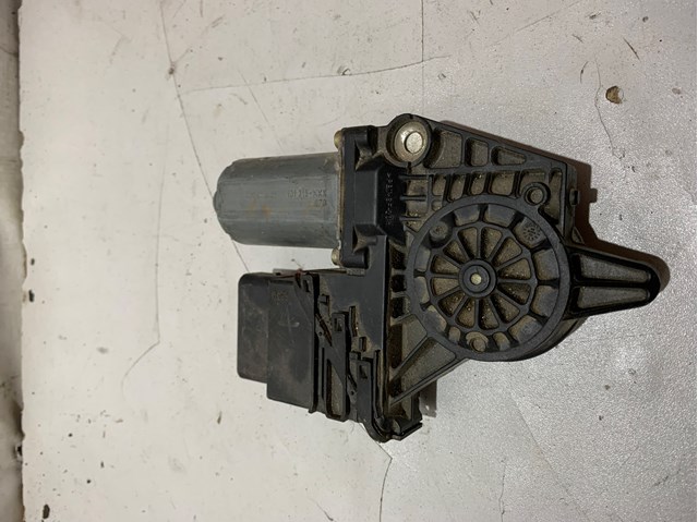 Motor del elevalunas de la puerta trasera izquierda 0130821733 VAG