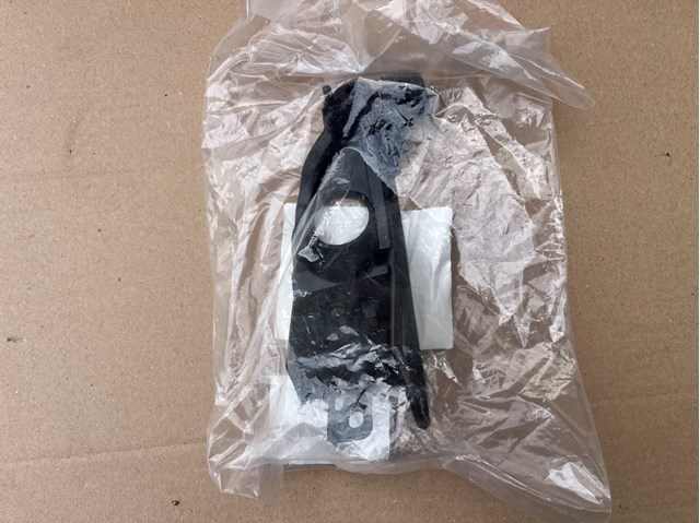 KB8B50C22B Mazda Soporte de parachoques delantero izquierdo