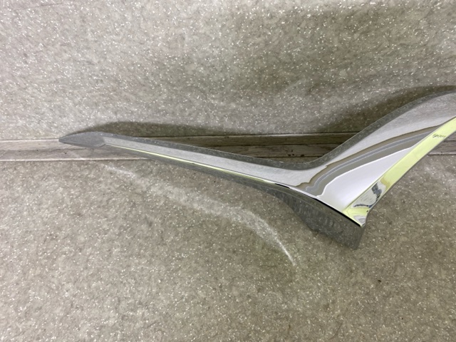 DGH9507K0B Mazda Moldura izquierda de la parrilla del radiador