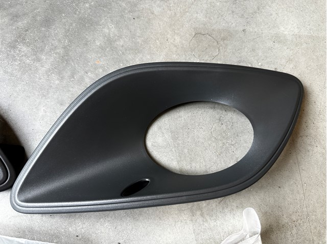Rejilla del parachoques delantera izquierda A91088543009K83 Mercedes