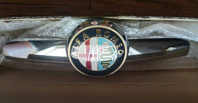 Emblema de la rejilla para Alfa Romeo 159 (939)