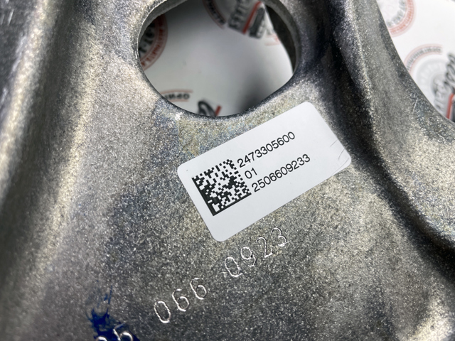 Brazo inferior derecho de la suspensión delantera A2473305600 Mercedes