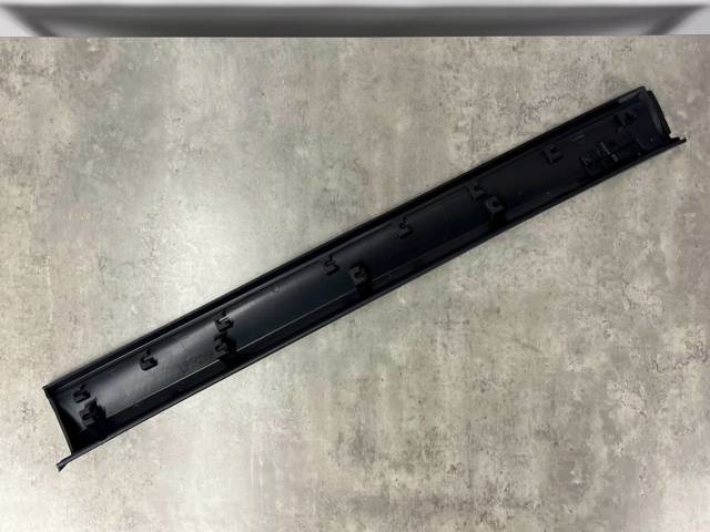 KB7W51RB0C Mazda Protector de puerta delantera izquierda 