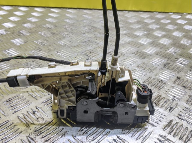 Cerradura de puerta trasera derecha de doble hoja Mercedes A9067303935