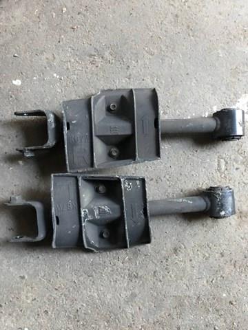 Brazo transversal izquierdo de suspensión trasera KB7W28550 Mazda