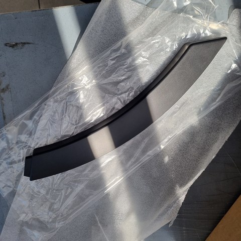 LR027251 Land Rover Moldura de guardabarro trasero derecho