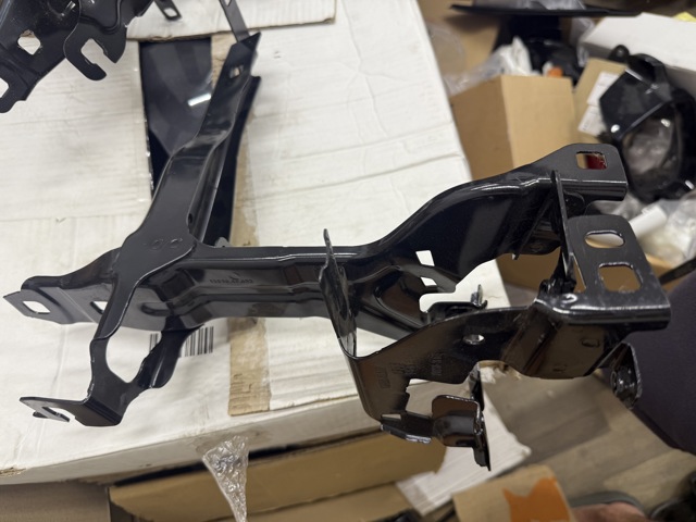 Soporte de fijación del faro delantero izquierdo 51648071631 BMW