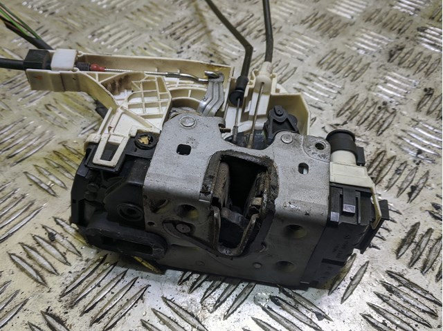 A9067303935 Mercedes Cerradura de puerta trasera derecha de doble hoja