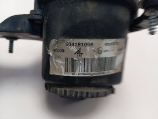 504181095 Iveco Faro antiniebla