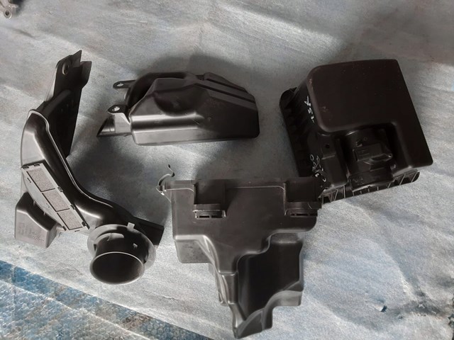 PEHH133AY Mazda Caja del filtro de aire, parte inferior