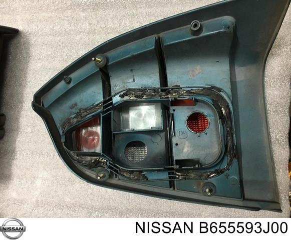 B655598J00 Nissan piloto trasero exterior izquierdo