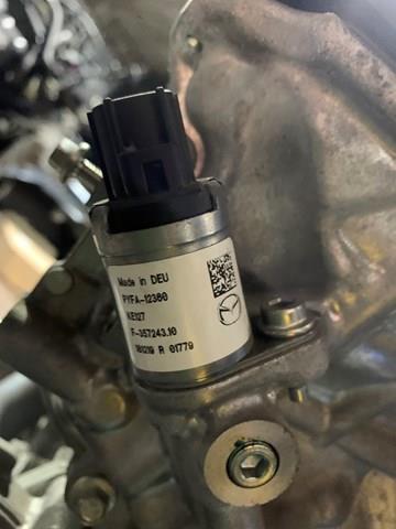 Válvula de control de aceite del árbol de levas Mazda PYFA12360