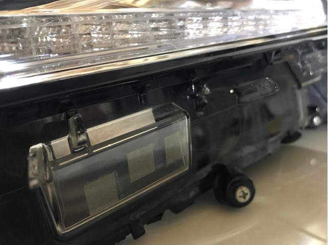 Faro izquierdo 8118533D72 Toyota