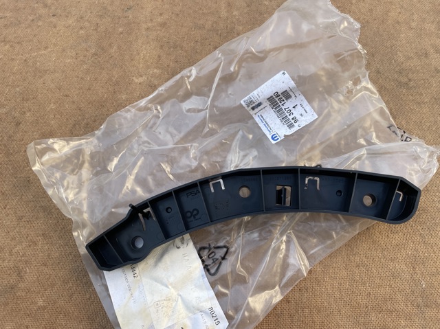 Guía derecha del parachoques delantero 9830712980 Peugeot/Citroen