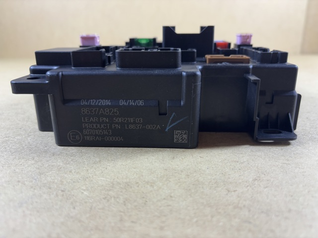 Comprar 8637A825 Mitsubishi Caja de fusibles trasera interior
