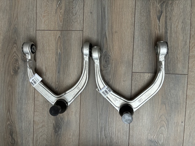 Comprar 32424508 Volvo Brazo superior derecho de la suspensión delantera