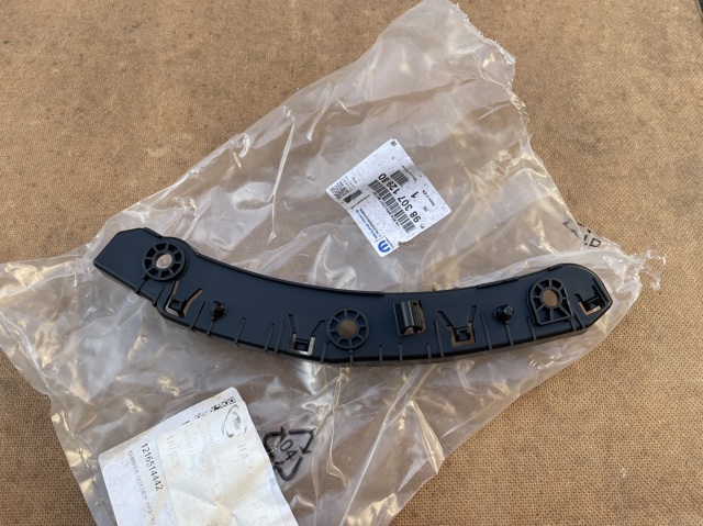 Guía derecha del parachoques delantero Peugeot/Citroen 9830712980