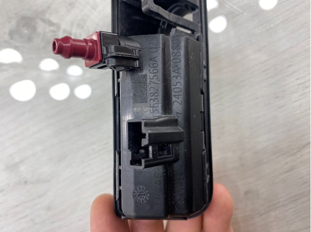  Botón de accionamiento del cierre de la tapa del maletero (puerta trasera 3/5) Volkswagen Tiguan 1