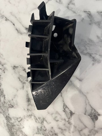 600882100D Tesla soporte de parachoques delantero exterior derecho