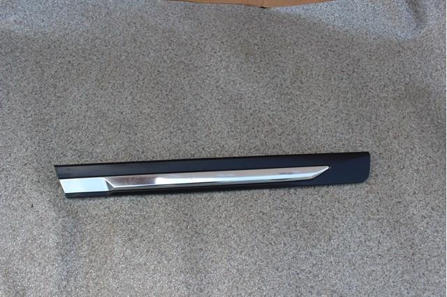 Moldura inferior de puerta trasera izquierda 828776FR0A Nissan/Infiniti