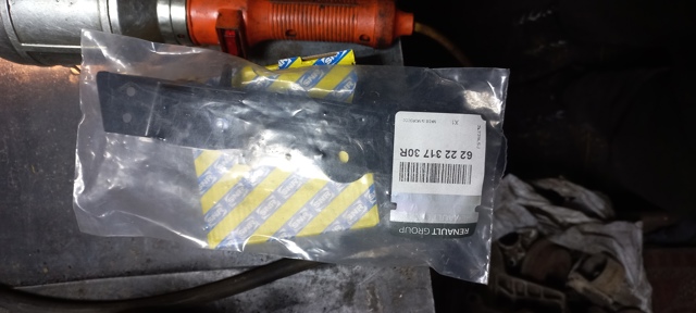 622231730R Renault (RVI) Soporte de parachoques delantero izquierdo